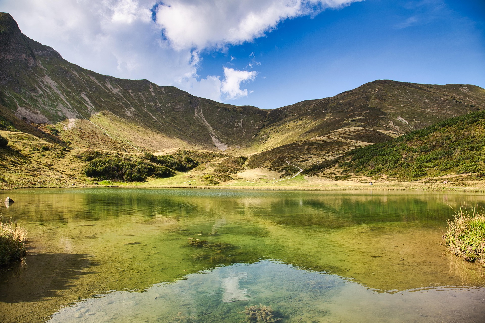 widok jeziora w górach
