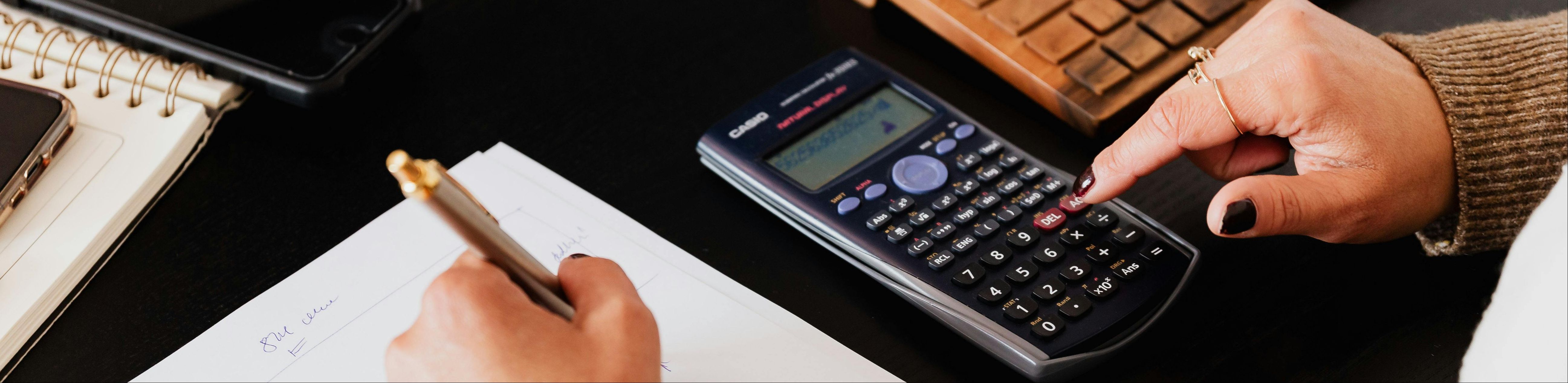 Osoba robiąca kalkulacje na rachunku